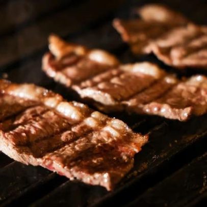 Rubaiyat celebra 50 anos com picanha fatiada e pão de queijo histórico