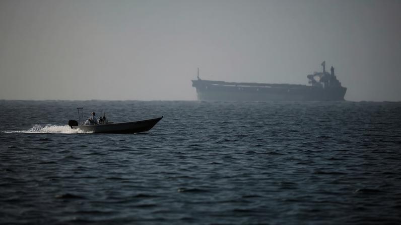 Um navio-tanque no Estreito de Ormuz em 25 de fevereiro de 2026. (Foto: Fadel Senna/AFP/Getty Images/via Bloomberg)