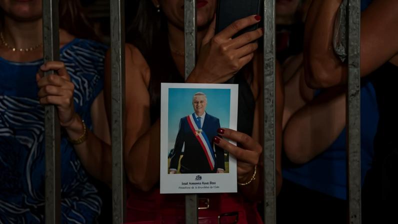 Apoiadora do presidente José Antonio Kast segura uma foto sua durante sua posse em 11 de março — Foto: Cristobal Olivares/Bloomberg