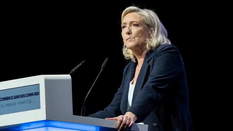 Marine Le Pen, líder da Reunião Nacional, discursa em um evento de campanha antes do segundo turno das eleições para prefeito em Chalons-en-Champ, França, na quarta-feira, 18 de março de 2026.