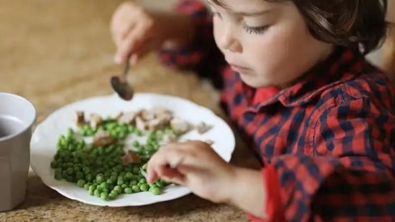Criança com prato de comida — Foto: Getty Images