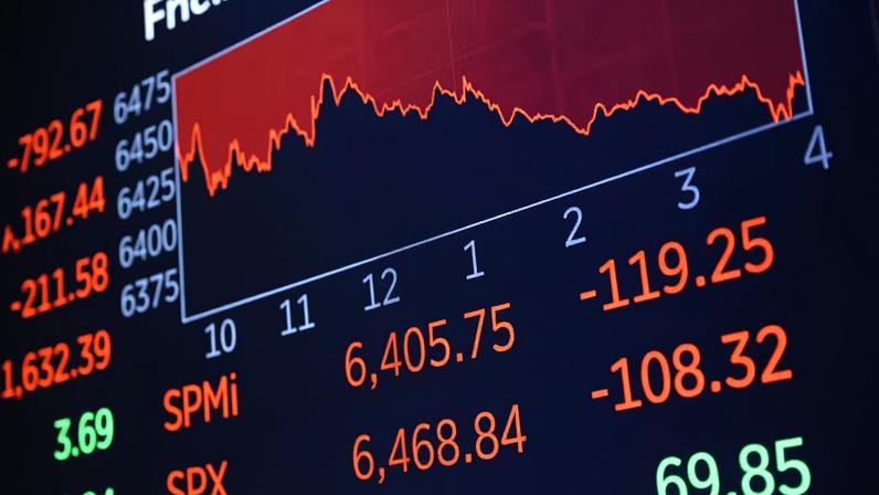 Painel de cotações em dia de tensão na bolsa de valores de Nova York (Nyse)