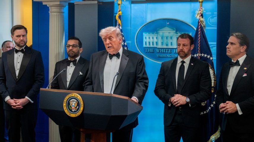 O presidente Donald Trump em coletiva de imprensa na Casa Branca, em Washington (EUA), na noite de sábado, 25 de abril de 2026. O presidente Donald Trump e o vice-presidente JD Vance foram evacuados do jantar da Associação de Correspondentes da Casa Branca, em Washington, no sábado, após tiros no local