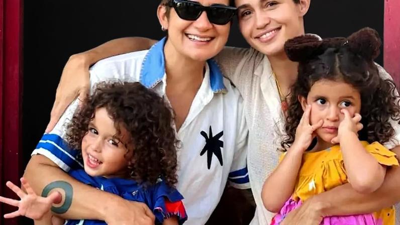 Lan Lanh e Nanda Costa e as gêmeas Kim e Tiê