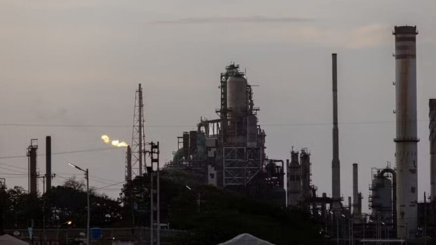 Refinaria de petróleo no Complexo Refinador de Paraguana, em Punto Fijo, no estado de Falcón, na Venezuela. Negociações acontecem em meio à alta nos preços do petróleo e de tentativas dos Estados Unidos de acelerar investimentos no país
