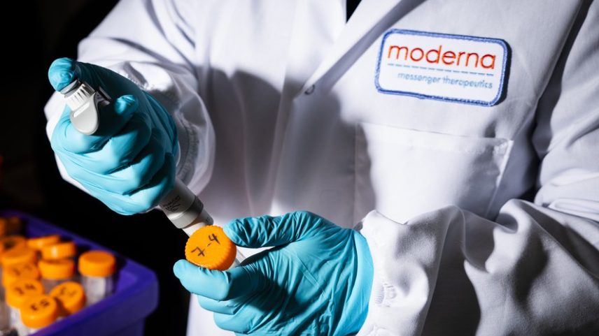 Um pesquisador trabalha no laboratório da sede da Moderna, em Cambridge, Massachusetts, EUA — Foto: Adam Glanzman/Bloomberg