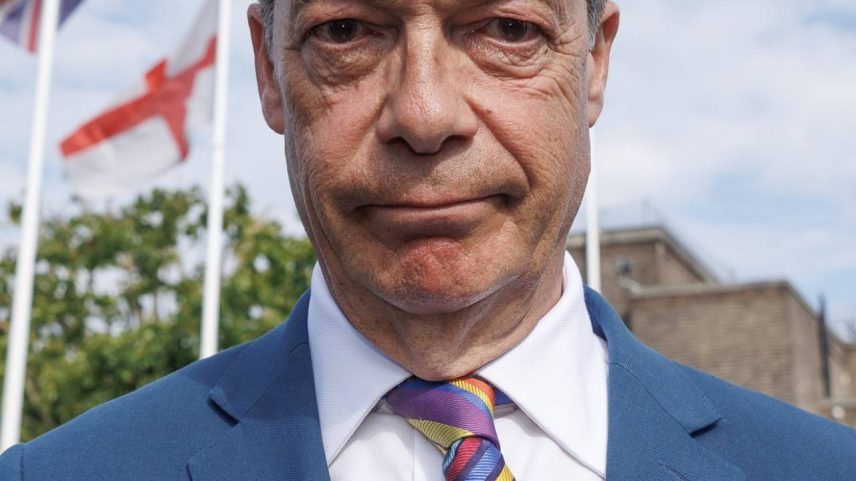 O líder do Reform UK, Nigel Farage, após falar com a imprensa em frente à Prefeitura de Havering, em Romford, em 8 de maio. Foto: Dan Kitwood/Getty Images