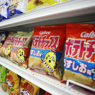 Pacotes de batata chips no Japão ficam em preto e branco por guerra no Irã