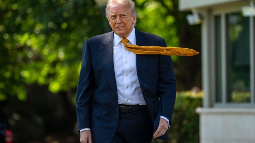 O presidente dos EUA, Donald Trump, caminha pelo gramado sul da Casa Branca antes de embarcar no helicóptero Marine One em Washington, DC
