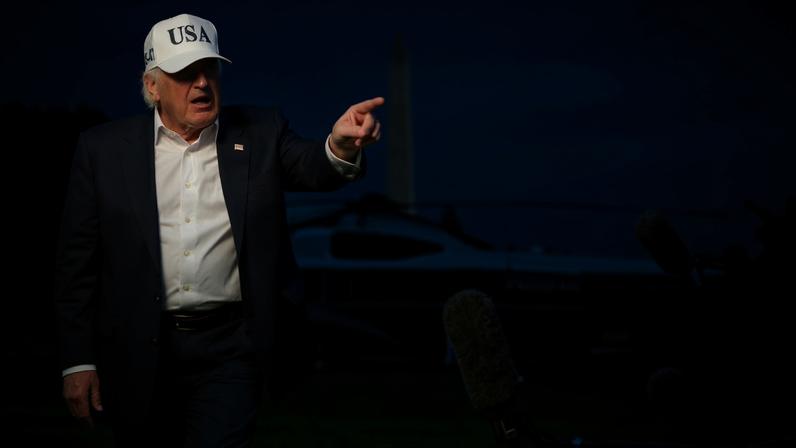 O presidente dos EUA, Donald Trump, fala com membros da imprensa no gramado sul da Casa Branca após chegar a bordo do helicóptero Marine One em Washington