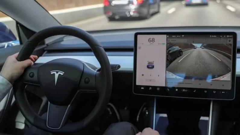 Um Tesla Modelo 3 em Moscou, na Rússia (Foto: Evgenia Novozhenina/Reuters)