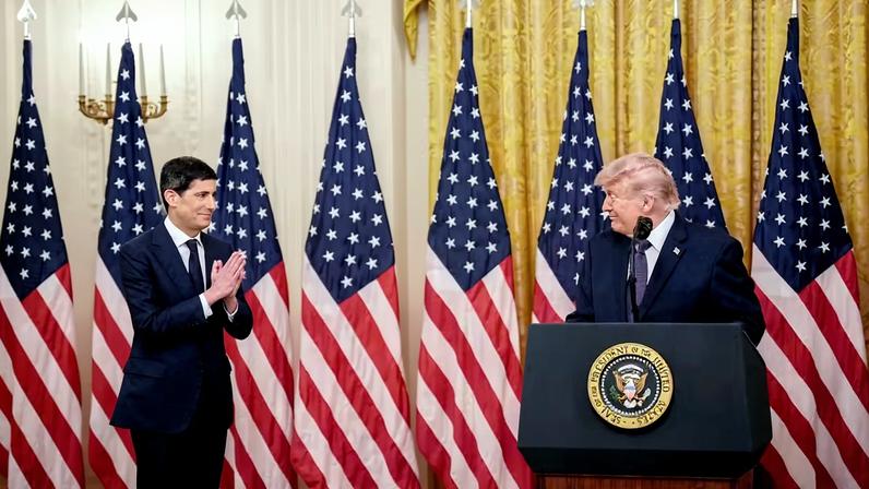 Kevin Warsh em cerimônia de posse para a presidência do Fed ao lado de Donald Trump na Casa Branca
