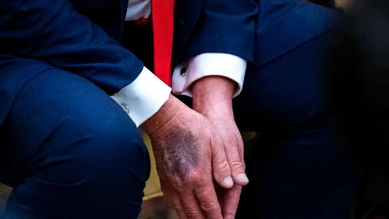 Trump durante uma reunião no Salão Oval em agosto. (Foto: Bloomberg)