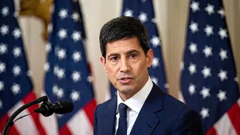 Kevin Warsh, presidente do Fed, durante cerimônia de posse na Casa Branca