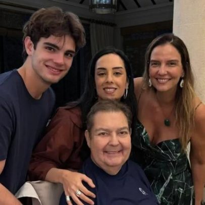 Faustão, 76, surge em cadeira de rodas em fotos com esposa e filhos