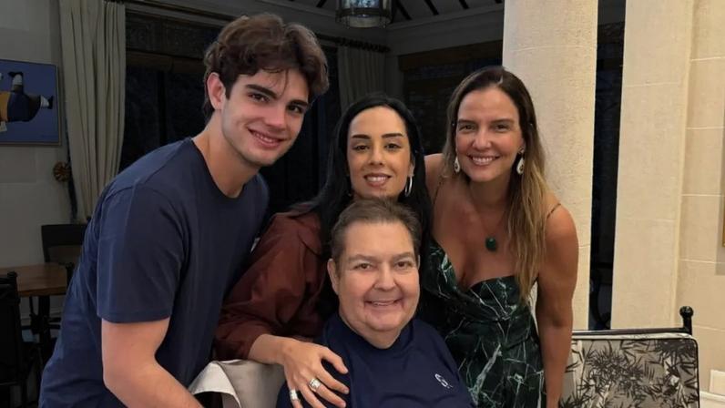 Como está Faustão hoje? Aos 76 anos, apresentador surge em cadeira de rodas em fotos inéditas e web nota detalhe: 'Está com uma carinha...'.