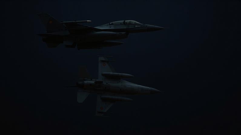 Dois caças F-16 Fighting Falcon. Fotógrafo: Andrei Pungovschi/AFP/Getty Images.