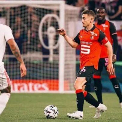 Endrick marca, levando Lyon à zona de classificação para a Champions