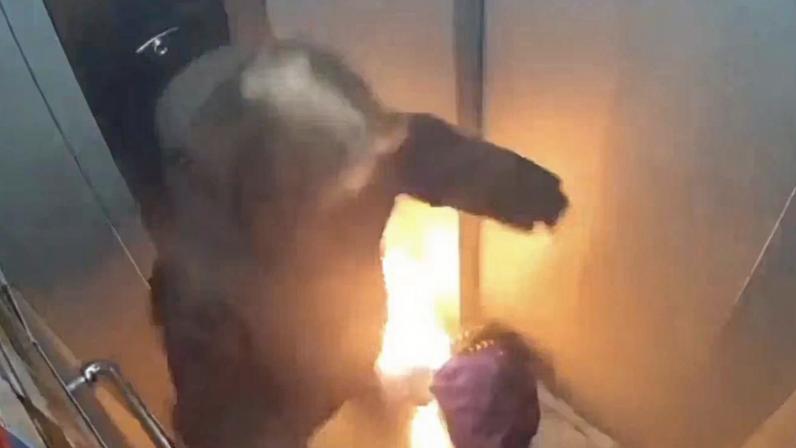 Câmera de segurança registrou o momento em que power bank explodiu na Rússia