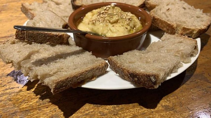 O homus é um dos pratos mais conhecidos feitos com grão-de-bico. De origem do Sudeste Asiático, essa pasta cremosa é preparada com grão-de-bico cozido, tahine (pasta de gergelim), suco de limão, alho e azeite de oliva.