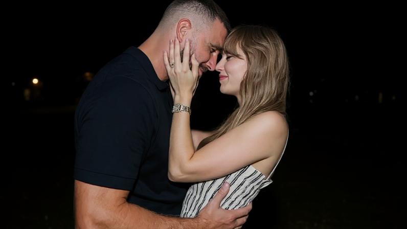 Taylor Swift está noiva de Travis Kelce.