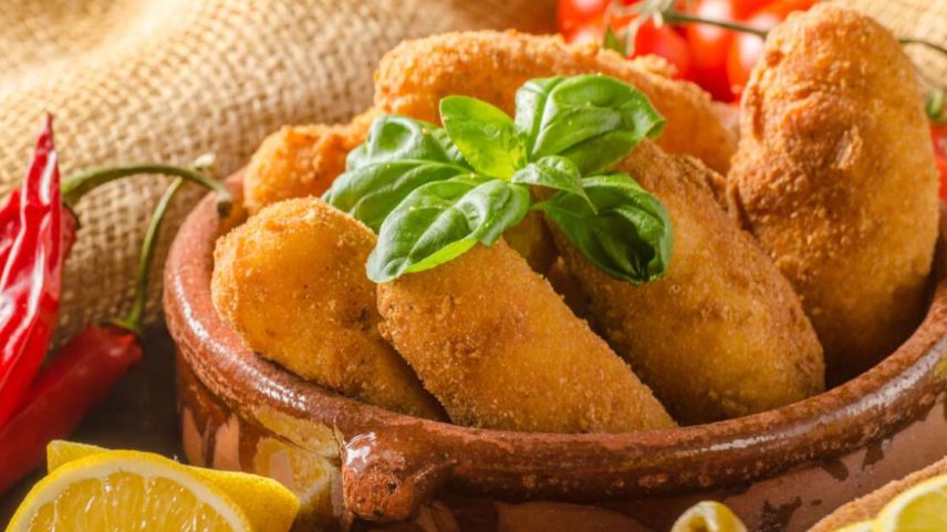 Croquete de frango com purê de batata-doce