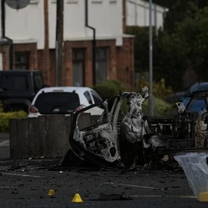 Homem é acusado após explosão de carro-bomba em delegacia na Irlanda do Norte