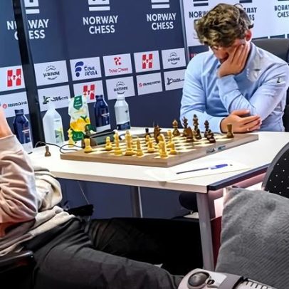 Firouzja ferido joga com dor e surpreende Carlsen em Oslo