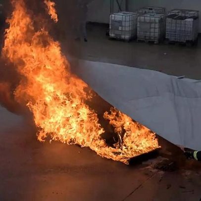 Cobertor chinês que apaga fogo de carro elétrico tem falha