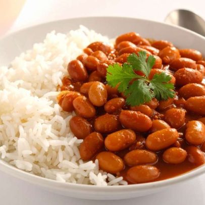 Ciência mostra por que arroz com feijão é saudável na dieta brasileira