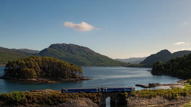 Cinco das melhores linhas férreas costeiras da Europa com vistas deslumbrantes