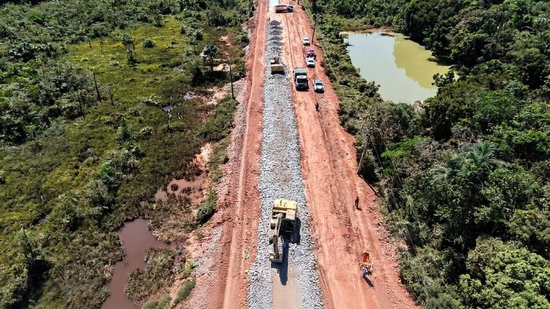 As obras estão centradas em um trecho entre os km 250 e 655 da via, onde a estrada é de barro, área conhecida como "trecho do meio"
