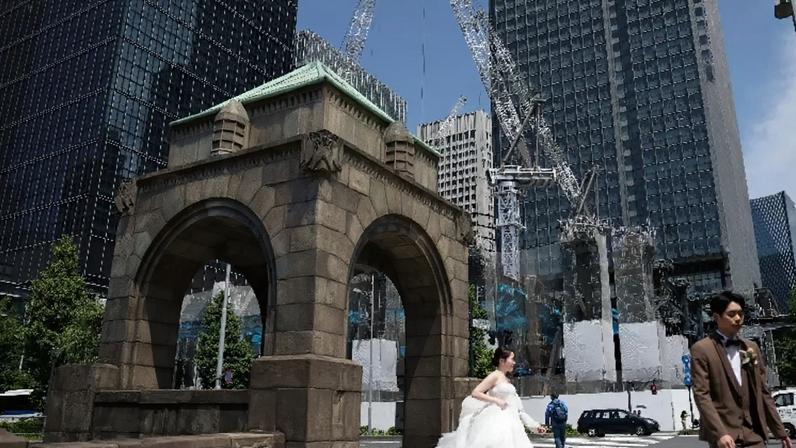 Casal tira fotos de seu casamento perto de um canteiro de obras em Tóquio 19 de maio de 2026. REUTERS/Issei Kato