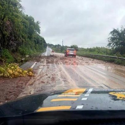 Queda de barreira bloqueia trecho da BR-230 em Riachão do Bacamarte