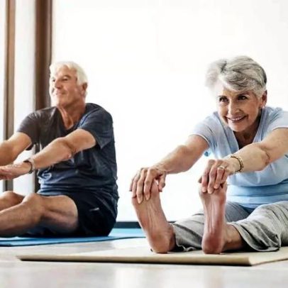 Exercícios para idosos fortalecem músculos e reduzem quedas em casa