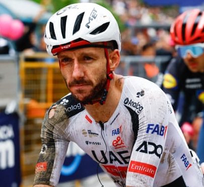 Adam Yates abandona o Giro após queda que envolveu 30 ciclistas na etapa 2