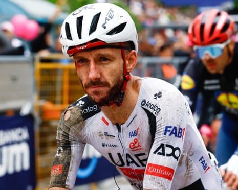 Adam Yates abandona o Giro após queda que envolveu 30 ciclistas na etapa 2