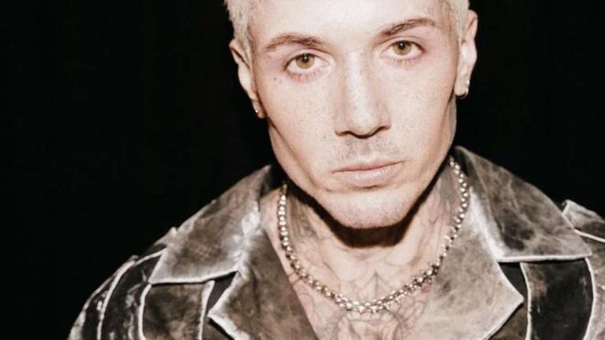 Oli Sykes, vocalista do Bring Me The Horizon, foi atingido por celular em show nos EUA
