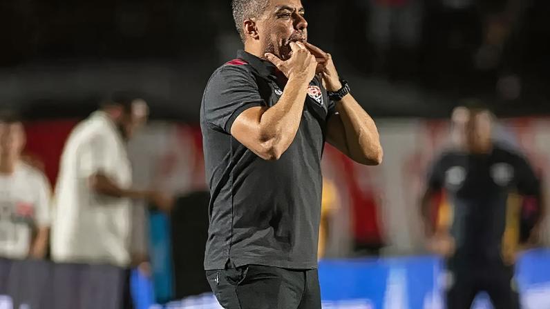 Jair Ventura na beira de campo no comando do Vitória