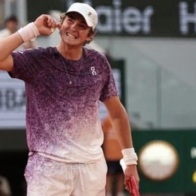 Prodígio João Fonseca vence Djokovic em cinco sets no Aberto da França