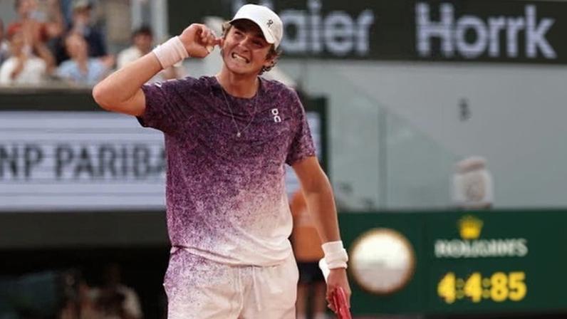 João Fonseca celebrates on his way to beating Novak Djokovic at Roland Garros.