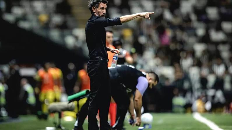 Eduardo Domínguez aproveitará pausa da Copa para reformular o elenco dentro de campo –