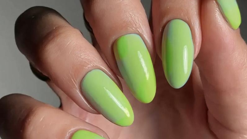 Unhas fluorescentes dominam a temporada: cores neon e nail arts vibrantes substituem o minimalismo.