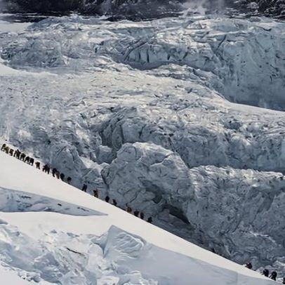 Recorde: 274 alpinistas sobem ao Everest pelo lado nepali em um dia