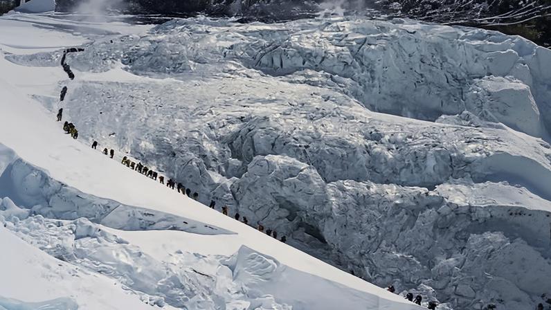 Recorde: 274 alpinistas sobem ao Everest pelo lado nepali em um dia