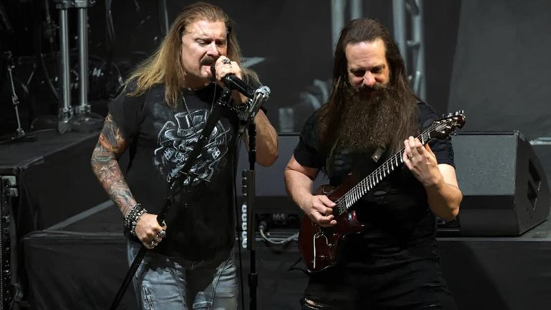 James LaBrie e John Petrucci durante show do Dream Theater em 2024