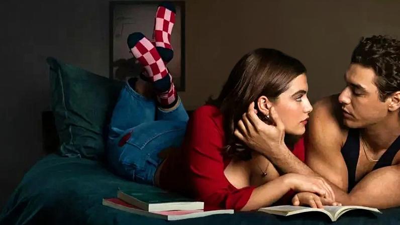 'Off Campus', série baseada nos livros de Elle Kennedy, estreia no streaming (Divulgação)