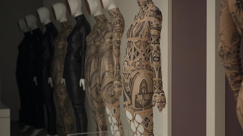 Exposição do Met iguala moda à arte egípcia no novo Costume Institute