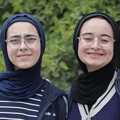 Irmãs de Gaza ganham prêmio por transformar escombros em tijolos reutilizáveis