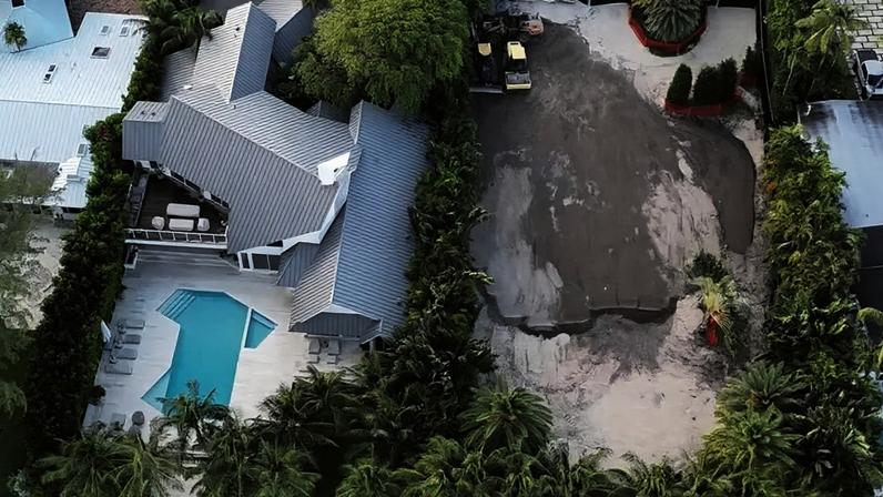 Mansão da Gisele Bündchen demolida.